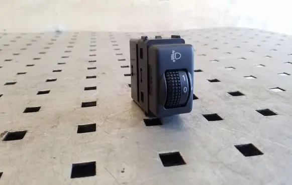 Nissan Juke I F15 Headlight level height control switch