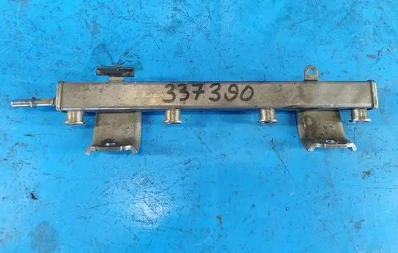 Mazda 3 II Fuel injector supply line/pipe L50613150