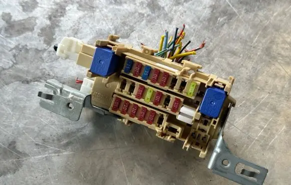 Nissan Juke I F15 Fuse module