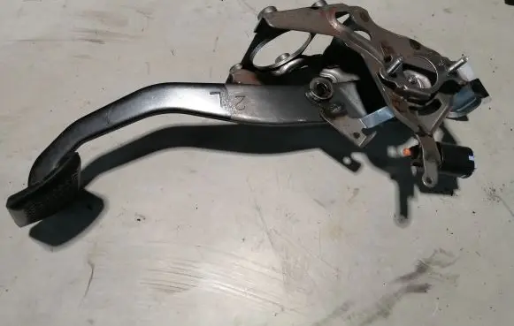 Toyota Prius+ (ZVW40) Brake pedal