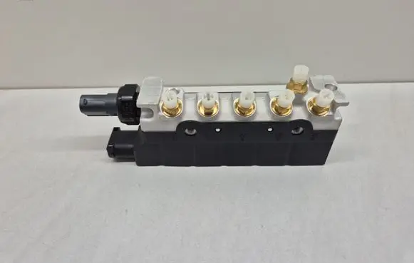 Mercedes-Benz S W220 Air suspension valve block A2203200258
