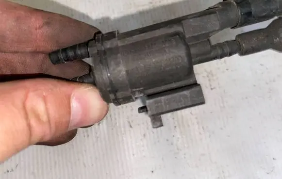 Mercedes-Benz E W212 Turbo solenoid valve 0025401492 A0025401492