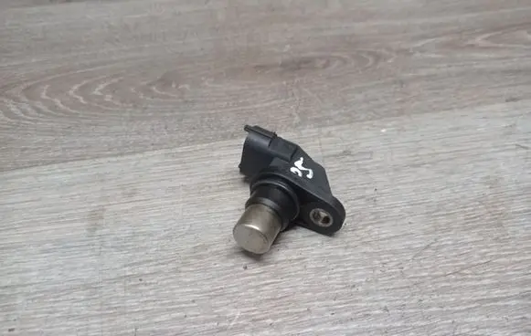 Volvo V70 Camshaft position sensor 0232103033 8631533