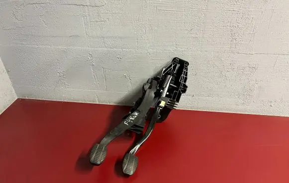 BMW X1 F48 F49 Pedal assembly 6870850