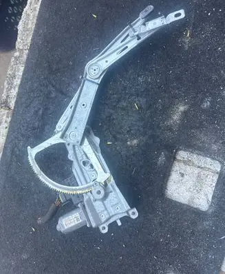 Opel Zafira B Front door window regulator with motor 13132435 998592101