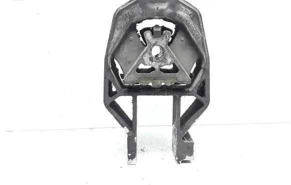 Volvo V40 Engine mount bracket AV618P082AC