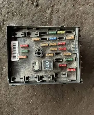 Volkswagen PASSAT B6 Fuse box set 3c0937125