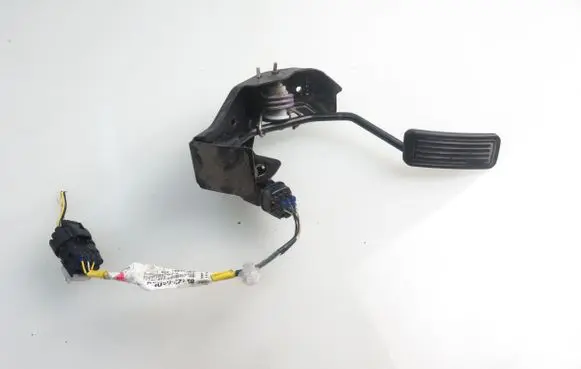 Toyota Avensis T250 Accelerator throttle pedal 1983003041 8928152021