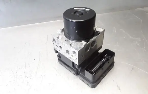 Volvo V70 ABS Pump 30681619 P30681619 21240834310791