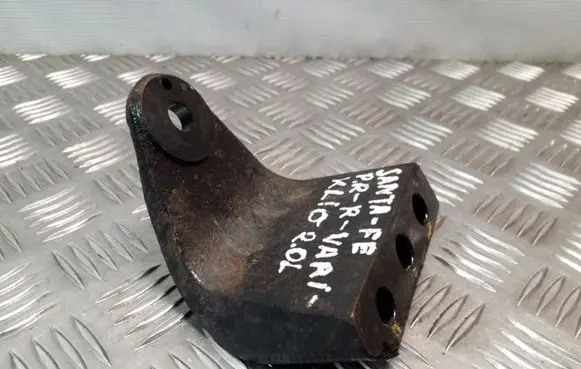 Engine mounting bracket