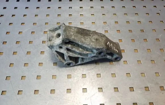 Opel Vivaro Engine mounting bracket
