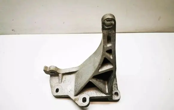 Volvo XC90 Engine mounting bracket 8675329