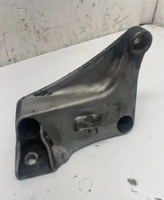 BMW 5 E39 Engine mounting bracket 6750441