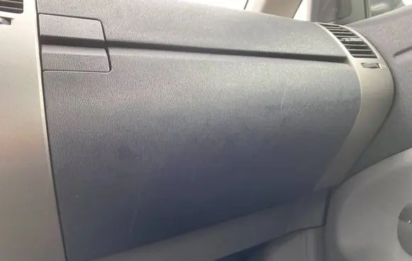 Toyota Prius (NHW20) Glove box