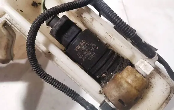 Volkswagen PASSAT B6 Windscreen/windshield washer pump 1K6955651