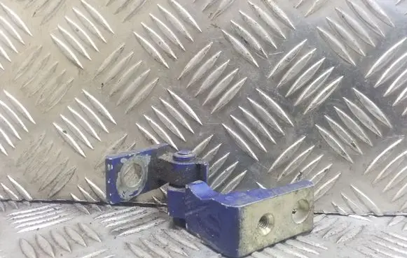 Volkswagen Golf IV Front door upper hinge