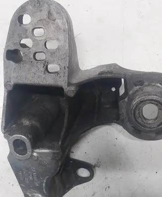 Audi A4 S4 B6 8E 8H Engine mounting bracket 8E0199351