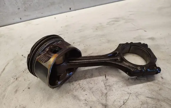 Volkswagen Golf IV Piston with connecting rod