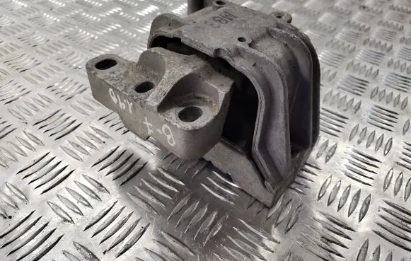 Volkswagen PASSAT B7 Engine mount bracket 399262