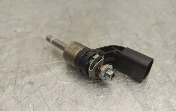 Volkswagen Golf VII Fuel injector 03C906036M