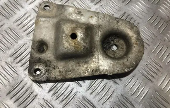 Engine mounting bracket