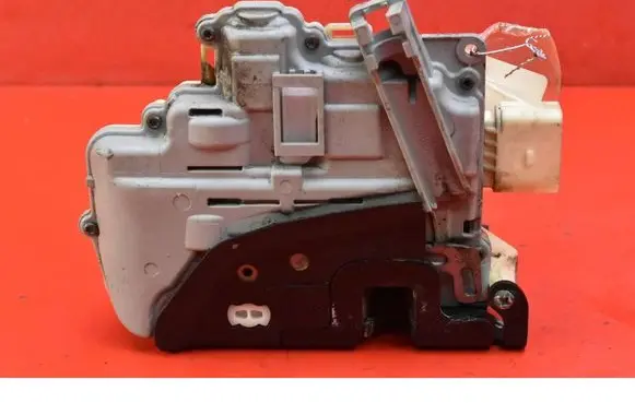 Volkswagen PASSAT B6 Front door lock 3C1837015A