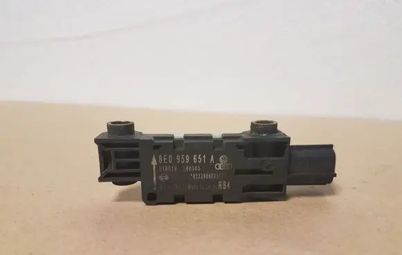 Audi A8 S8 D3 4E Airbag deployment crash/impact sensor