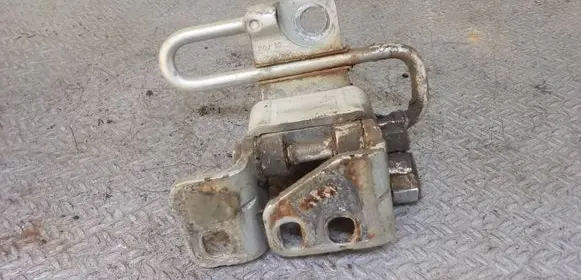 Volkswagen Golf VI Front door lower hinge 1K0831412