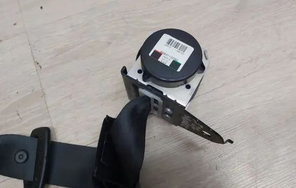 Toyota Avensis T270 Set of seat belts 