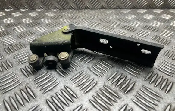Opel Vivaro Sliding door middle roller runner 311973E