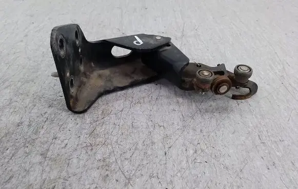 Peugeot 1007 Front door lower hinge 