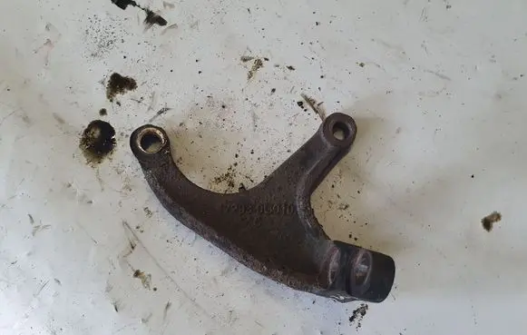 Toyota Avensis T250 Engine mounting bracket 172930G010