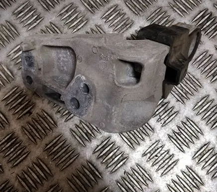 Toyota RAV 4 (XA50) Engine mounting bracket