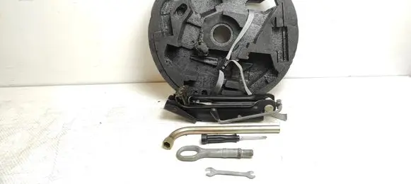 Volkswagen Golf Plus Tool box 8P0012109E 1T0805615