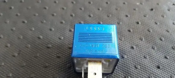 Volkswagen PASSAT B5.5 Other relay 8A0951253 899587