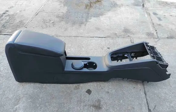 Volkswagen Jetta VI Center console 