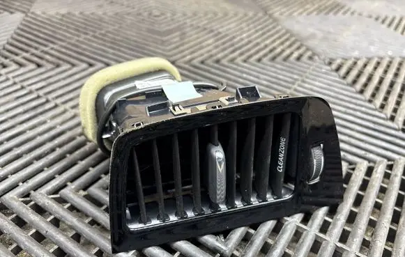 Volvo XC90 Dash center air vent grill 15122015