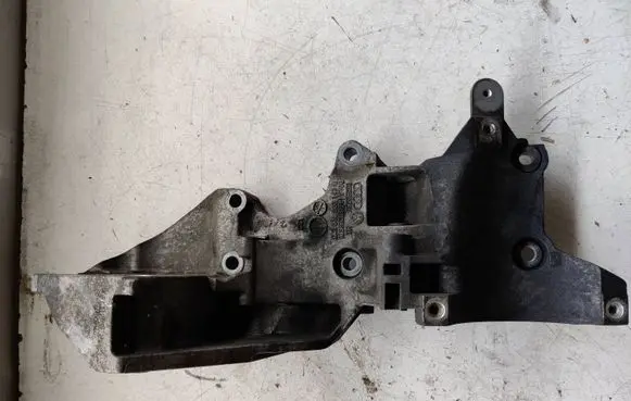 Volkswagen PASSAT B7 Engine mounting bracket 03L903143Q