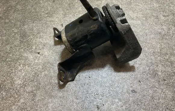 Ford Fiesta Engine mount bracket