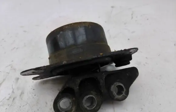 Opel Antara Engine mount bracket