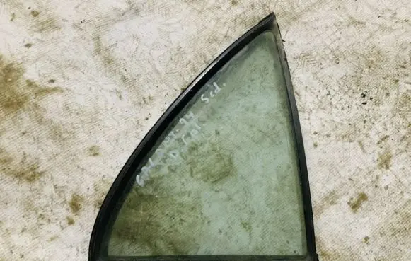 Rear vent window glass