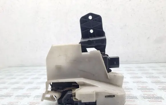 Volkswagen PASSAT B5.5 Front door lock