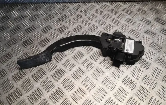 Accelerator throttle pedal