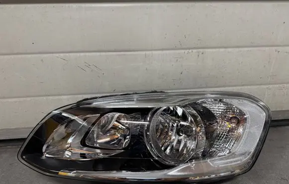 Volvo XC60 Headlight/headlamp 89908022
