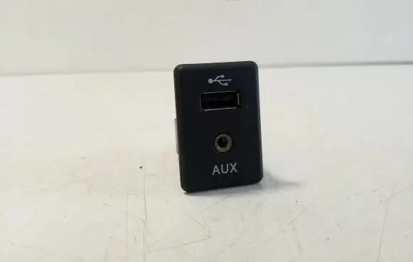 Nissan X-Trail T32 AUX in-socket connector 795405004