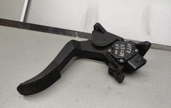 Mercedes-Benz Sprinter W901 W902 W903 W904 Accelerator throttle pedal A9013000404 0281002335