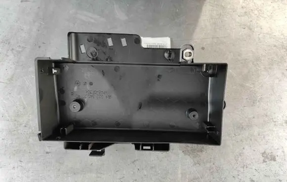 Mercedes-Benz S W222 Fuse box cover a2225402040