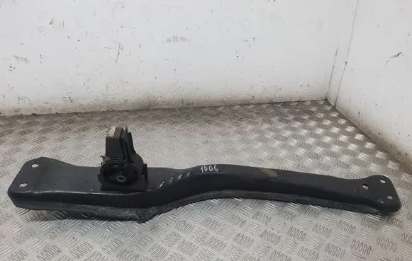 Toyota Avensis T220 Gearbox mounting bracket