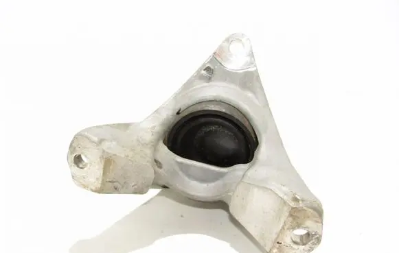 Honda CR-V Engine mount bracket