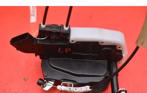 Nissan Leaf I (ZE0) Front door lock T8011420
